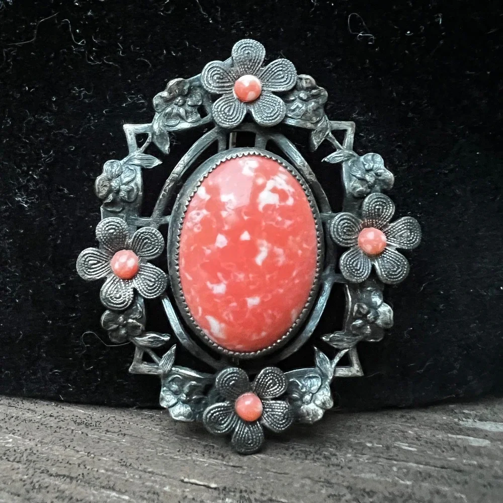 Vintage Floral Pin W/‎ Mottled Coral Colored Glass In The Middle & Around Brooch